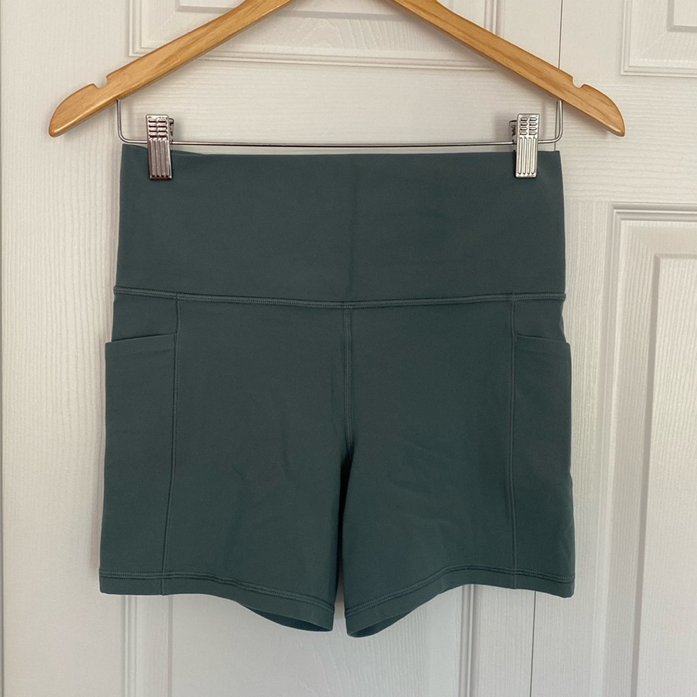Athleta salutation stash 5 inch shorts